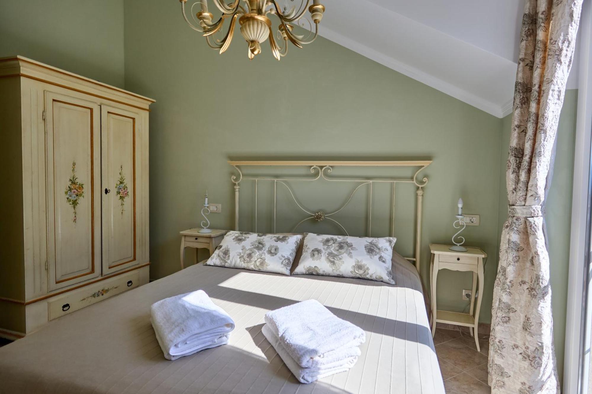 Gh Aparts With Scenic Views & Pool