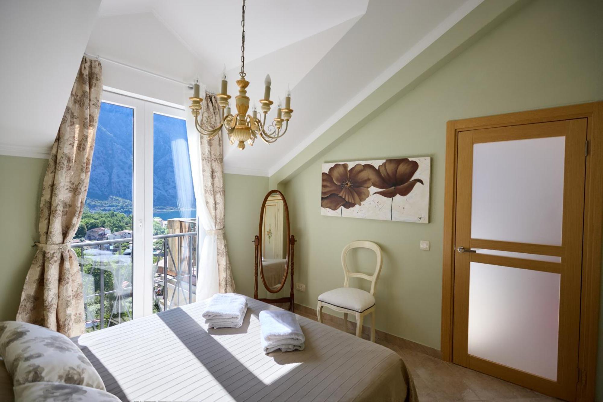 Gh Aparts With Scenic Views & Pool Gornji Orahovac
