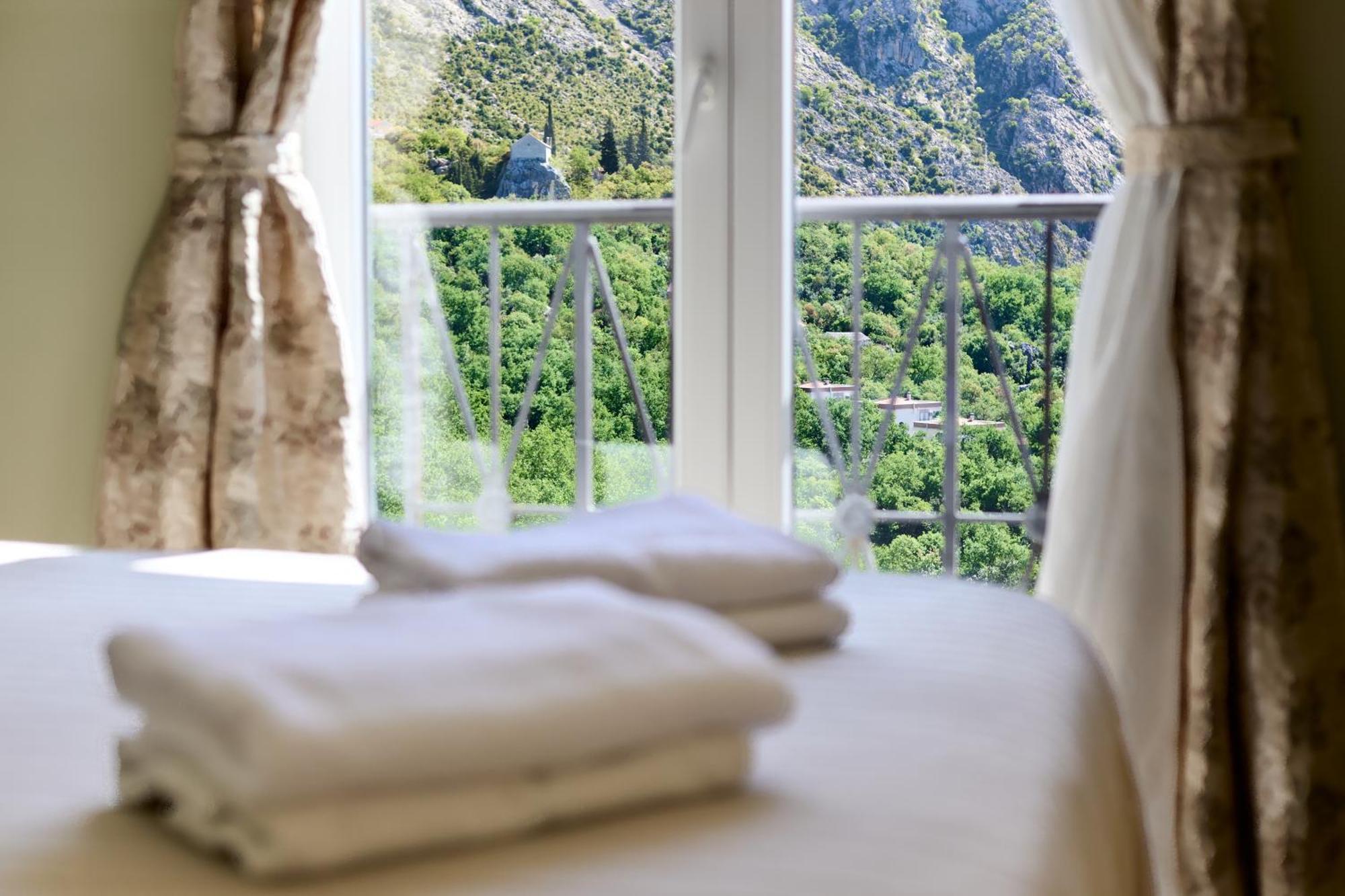 Gh Aparts With Scenic Views & Pool