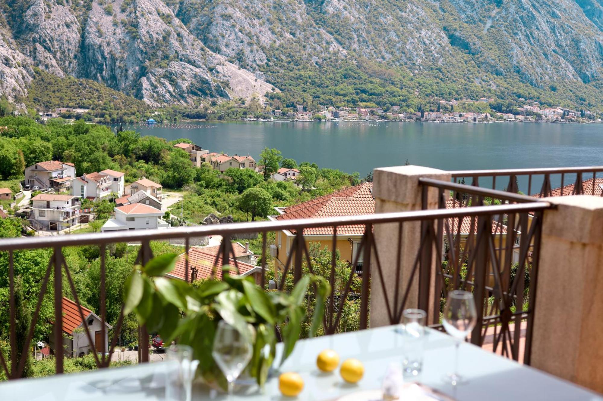 Апартаменты Gh Aparts With Scenic Views & Pool Gornji Orahovac