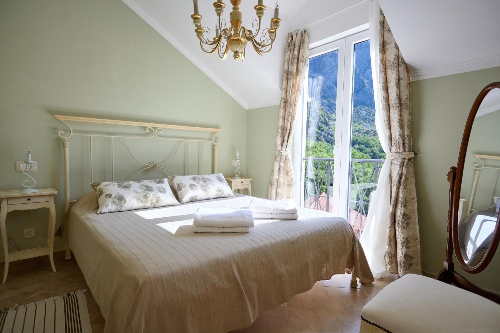 Appartamento Gh Aparts With Scenic Views & Pool Gornji Orahovac