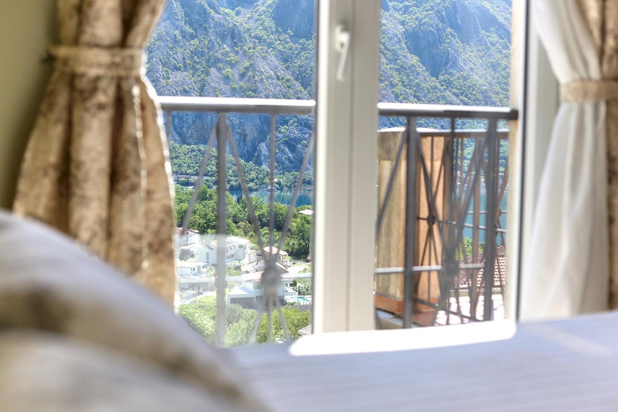 Gh Aparts With Scenic Views & Pool Gornji Orahovac