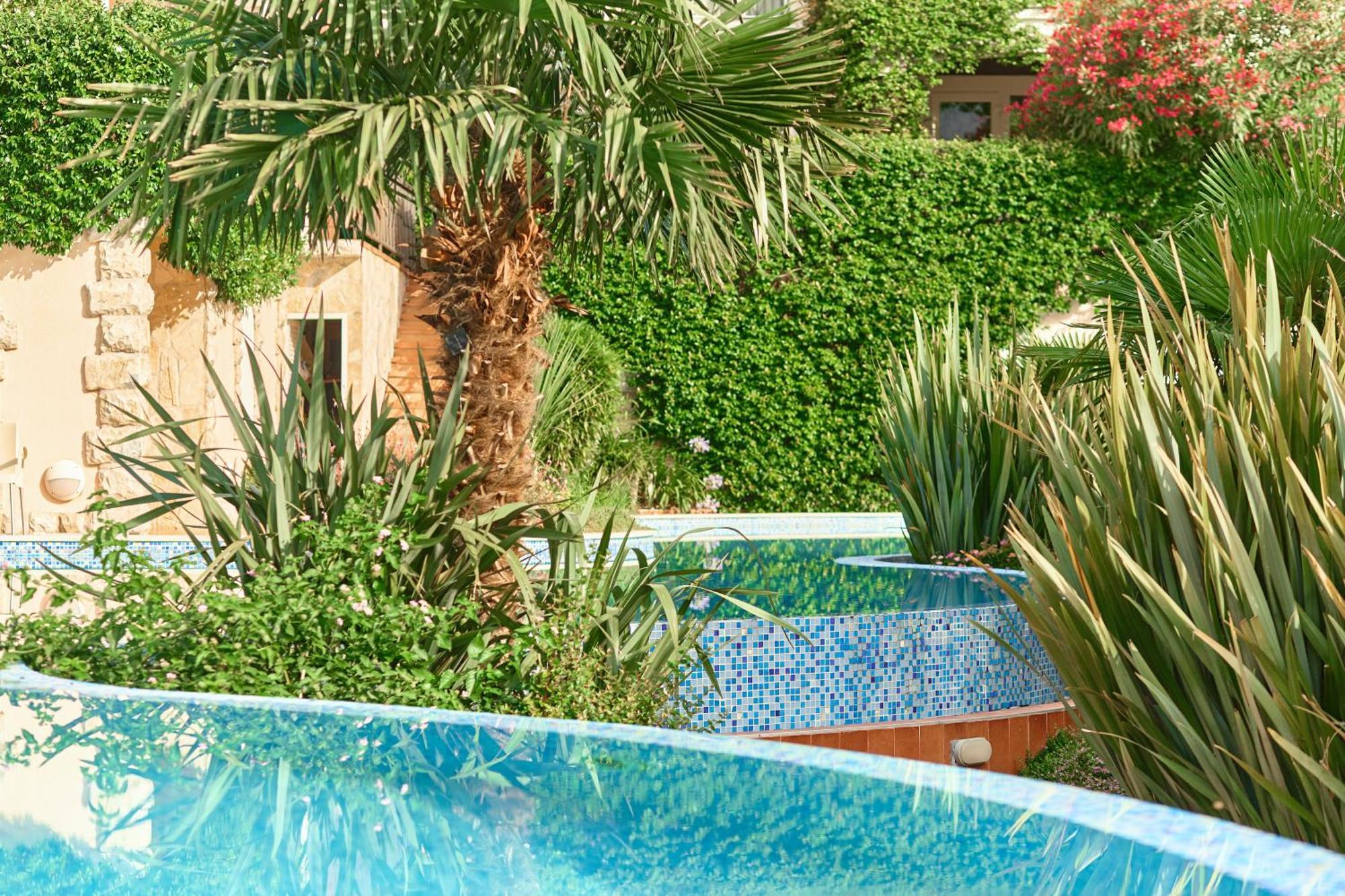 Gh Aparts With Scenic Views & Pool * Gornji Orahovac