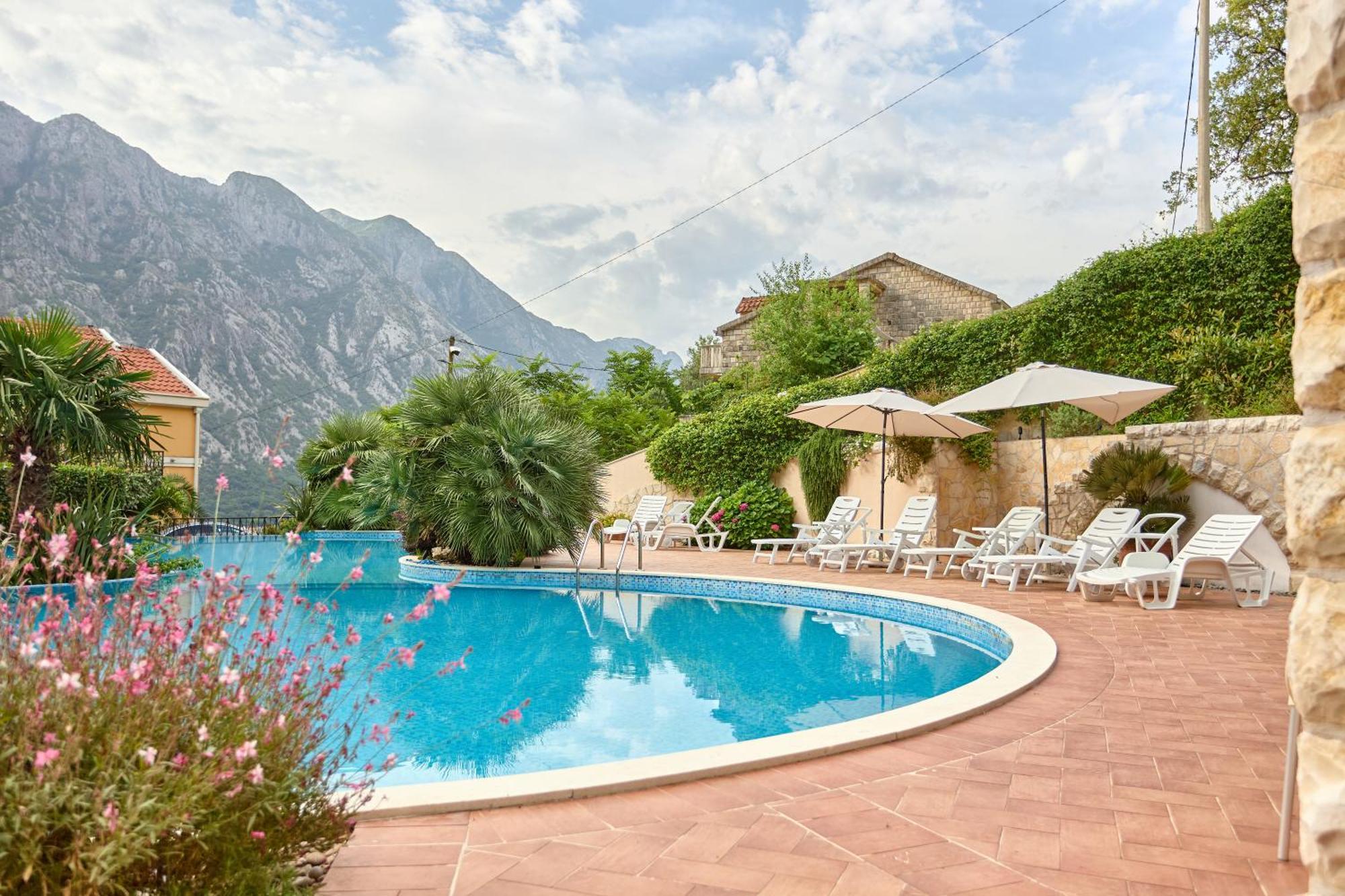 Gh Aparts With Scenic Views & Pool *